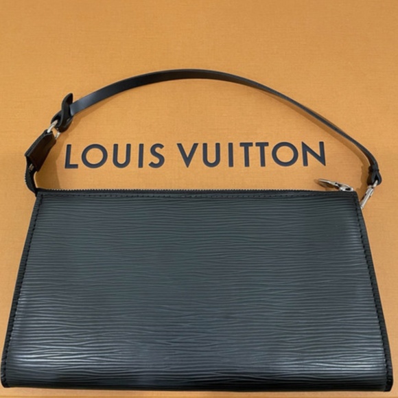 Louis Vuitton Epi Pochette Black Leather Silver Hardware - Picture 10 of 12